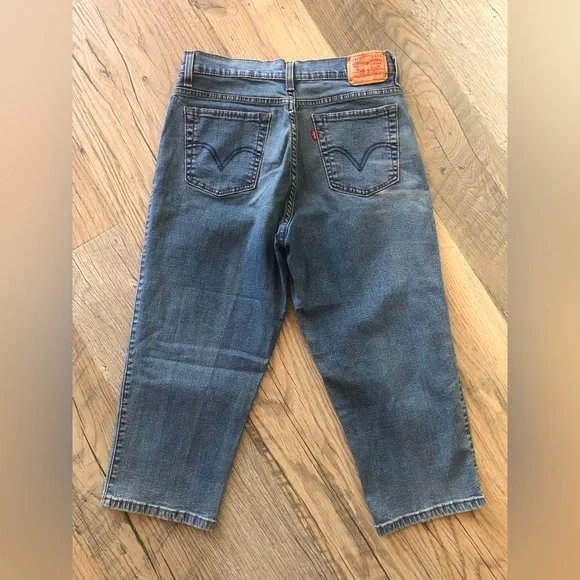 Perfectly Slimming Levi’s Cropped Denim Jeans 12 - Picture 12 of 13